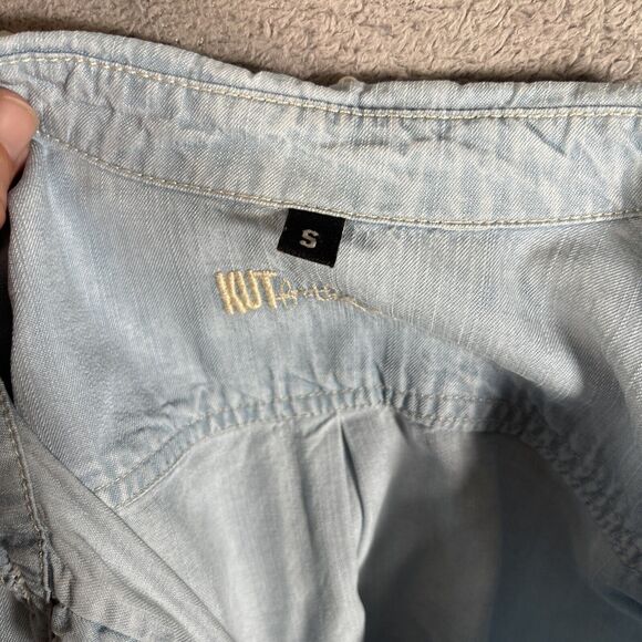 Kut From The Kloth Denim Shirt Women’s Size S Light Wash Pearl Snap Spike Collar - Picture 14 of 16
